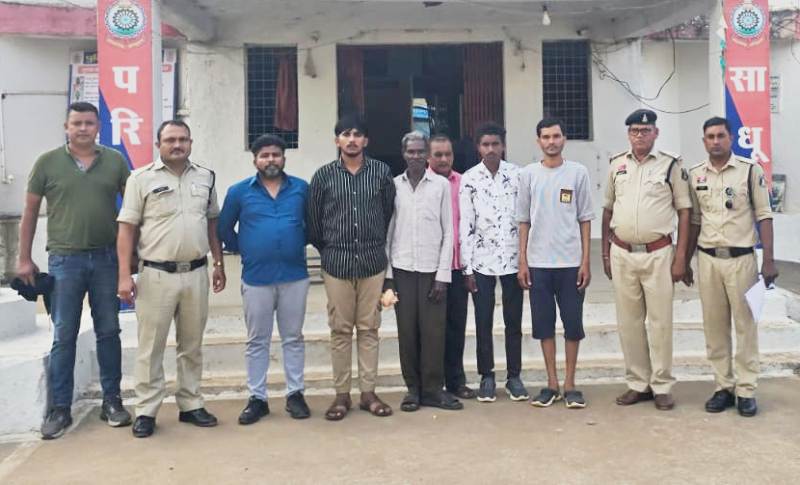 46 लाख की ठगी का बड़ा खुलासा! डेयरी लोन और बीमा के नाम पर ग्रामीणों से वसूले लाखों, बैंक मैनेजर समेत 8 गिरफ्तार