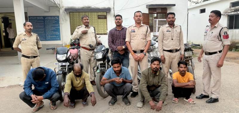 बाइक चोरी गैंग का भंडाफोड़! अंबिकापुर में एक ही आरोपी ने की कई वारदातें, पुलिस ने 05 को पकड़ा, 4 बाइकें बरामद