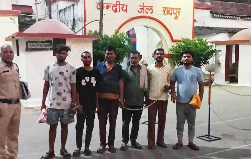 पुलिस की बड़ी कार्रवाई : विशेष धर-पकड़ अभियान में 14 आरोपी गिरफ्तार, रायपुर में सिलतरा पुलिस का सख्त एक्शन, चोरी और अवैध शराब बिक्री में लिप्त 14 आरोपी पकड़े गए बाजार चौक में निकाला गया जुलूस.