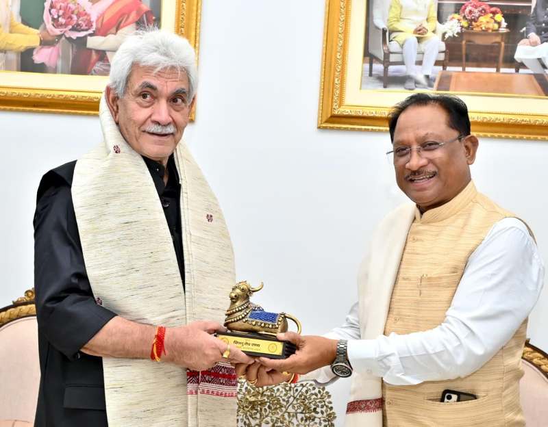 रायपुर में सौहार्दपूर्ण मुलाकात: मुख्यमंत्री विष्णुदेव साय और उपराज्यपाल मनोज सिन्हा ने साझा किए संस्कृति और परंपरा के प्रतीक उपहार