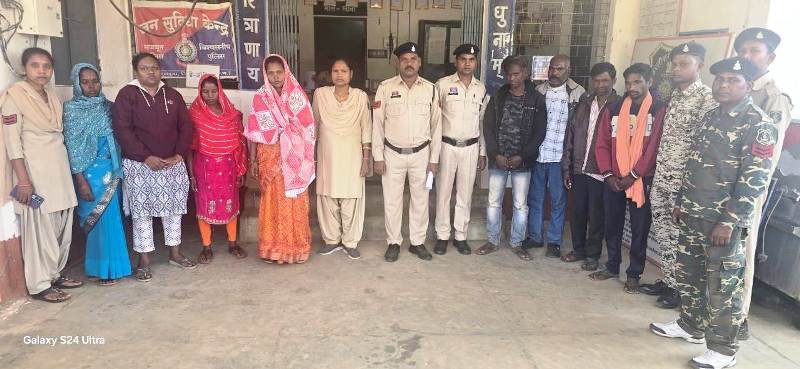 जशपुर पुलिस ने किया बड़ा खुलासा : अंधविश्वास की हद, जशपुर में टोनही के शक पर महिला से मारपीट, पुलिस की त्वरित कार्रवाई में आठ आरोपी गिरफ्तार कर न्यायिक रिमांड पर भेजे गये जेल.