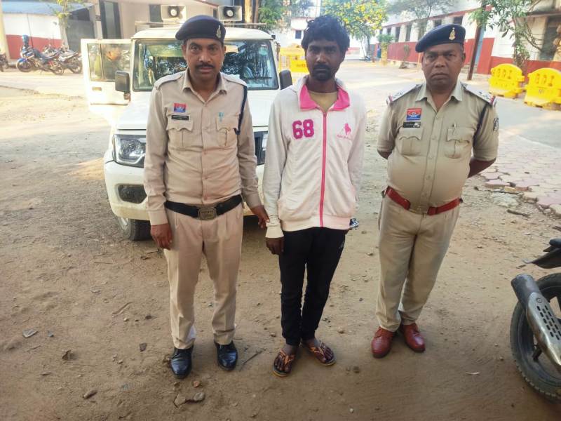 पुलिस की त्वरित कार्रवाई : मायके जाने पर भड़का पति, पत्नी की डंडा व टांगी के बेंट से हत्या, पत्नी की हत्या के आरोप में पति गिरफ्तार कर न्यायालय के समक्ष किया गया पेश.