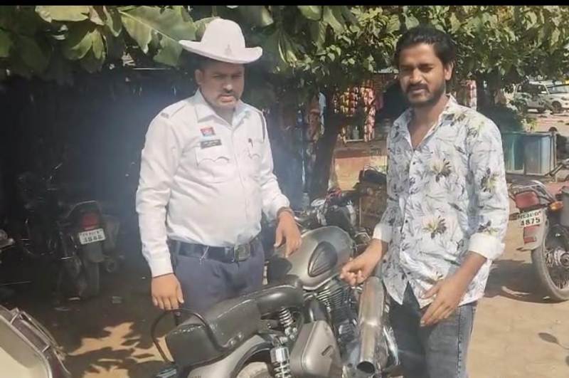 मोडिफाइड साइलेंसर से गुंजा शहर, तो पुलिस ने बजाई सख्ती की घंटी — 5000 रुपये समन शुल्क वसूला गया