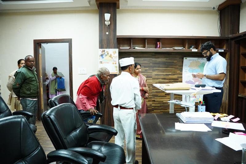 कलेक्टर रोहित व्यास ने जनदर्शन में सुनी जनता की समस्याएं — अधिकारियों को समयबद्ध समाधान के निर्देश