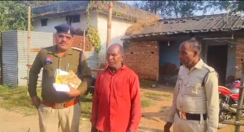 खून से सनी रंजिश — जमीन विवाद में बेटे ने पिता की हत्या की, पुलिस ने आरोपी को स्कूटी और हथियार सहित पकड़ा