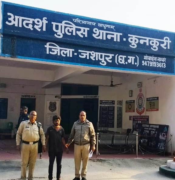 जशपुर पुलिस का ऑपरेशन आघात जारी — कुनकुरी में अवैध शराब बेचने जा रहे आरोपी को दबोचा, 10 लीटर कच्ची महुआ शराब जब्त