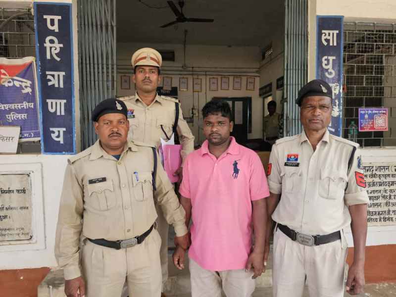 सोशल मीडिया पर प्यार का जाल बुन, मोबाइल पर शादी रचा नाबालिग को बनाया शिकार — जशपुर पुलिस ने साइबर सेल की मदद से पकड़ा फरार आरोपी दिलीप चौहान, खुला शर्मनाक ब्लैकमेलिंग कांड!