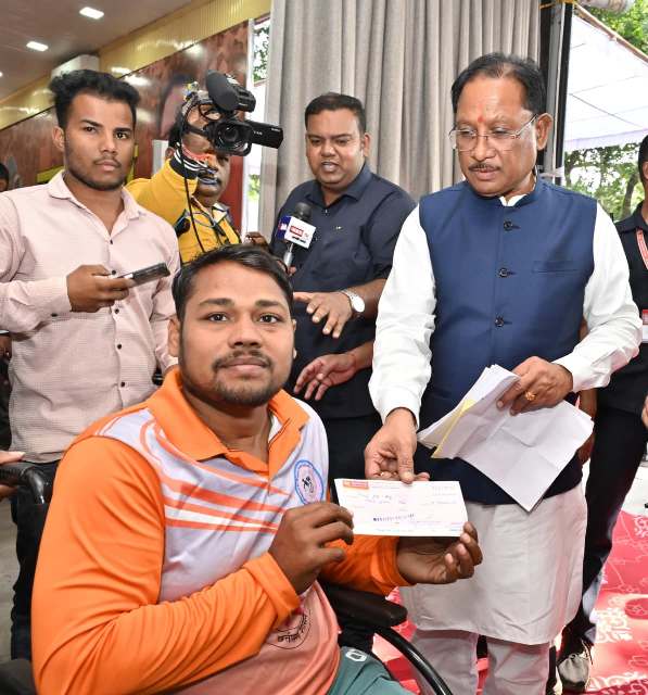 संघर्ष से सम्मान तक: दिव्यांग रग्बी खिलाड़ी को मिला मुख्यमंत्री साय का सहारा — कहा, “छत्तीसगढ़ के खिलाड़ी ही हमारी शान हैं”