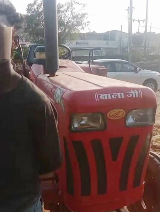 सड़क पर दौड़ रहा था नाबालिग का ट्रैक्टर — पुलिस ने पकड़ा, मालिक पर 30 हज़ार का तगड़ा जुर्माना!