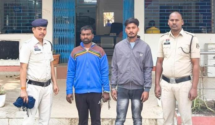 मध्यरात्रि में हमला, दीवार फांदकर दी जानलेवा मार — पुलिस ने फरार दो हमलावरों को दबोचा!