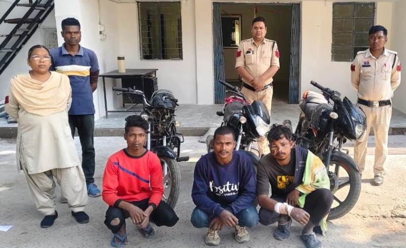 लारीपानी–उरबा–पूंजीपथरा में मची थी दहशत—मोटरसाइकिल चोरी करने वाला गैंग बेनकाब, मास्टरमाइंड सहित तीन गिरफ्तार, पुलिस ने किया बड़ा खुलासा