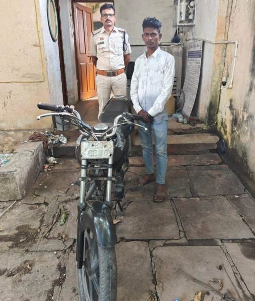 चोरी की बाइक बेचने की फिराक में था युवक, पुलिस ने दबोचा — 30 हजार की होंडा शाइन बरामद
