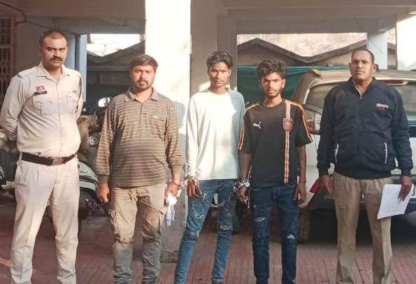 आधी रात की लूट की वारदात! हथौड़ी से जान से मारने की धमकी—पुलिस ने हिस्ट्रीशीटर समेत 3 गिरफ्तार किए