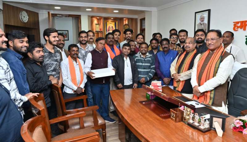 बिहार विधानसभा चुनाव और नुआपाड़ा उपचुनाव में ऐतिहासिक जीत पर मुख्यमंत्री विष्णुदेव साय को कार्यकर्ताओं ने दी बधाई, रायपुर में मनाया गया भव्य उत्सव