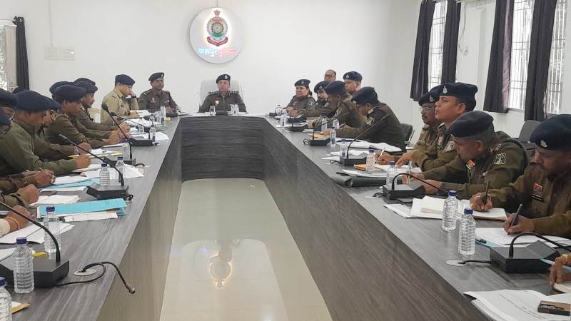 अपराध नियंत्रण पर जशपुर पुलिस हाई-अलर्ट मोड में: SSP ने विभागीय मीटिंग में अवैध कारोबारियों, साइबर ठगों और फरार आरोपियों पर तत्काल कड़ी कार्रवाई के दिए आदेश