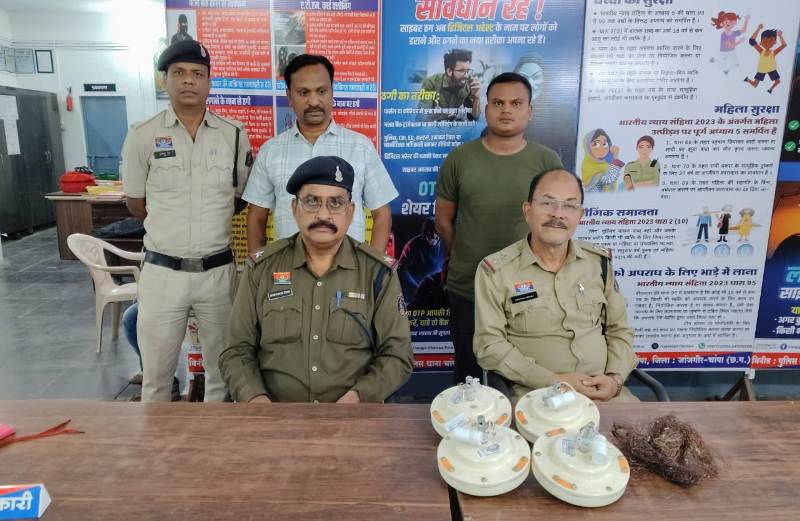 दीपावली की रात स्कूल बना निशाना! 4 नाबालिग चोर और दो खरीददार गिरफ्तार—पंखे, वायरिंग और तांबे का तार चोरी का खुलासा