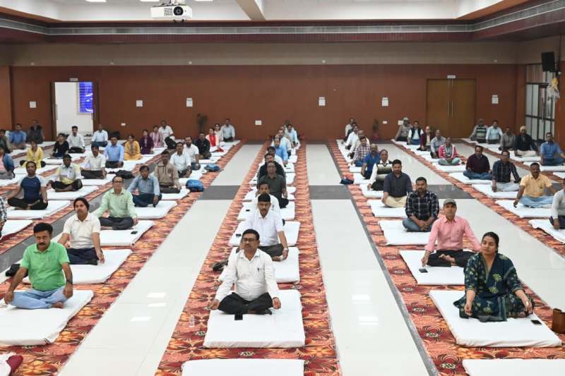 रेल क्लब बिलासपुर में पाँच दिवसीय योग शिविर संपन्न: अधिकारियों और कर्मचारियों ने जाना योग से स्वस्थ जीवन का रहस्य