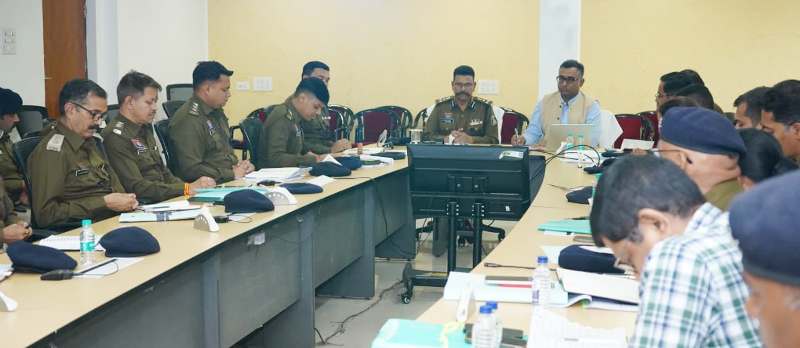 रायपुर IG-SSP की अपराध समीक्षा बैठक: पेंडिंग केस, शिकायतों और सुरक्षा व्यवस्था पर कड़े निर्देश