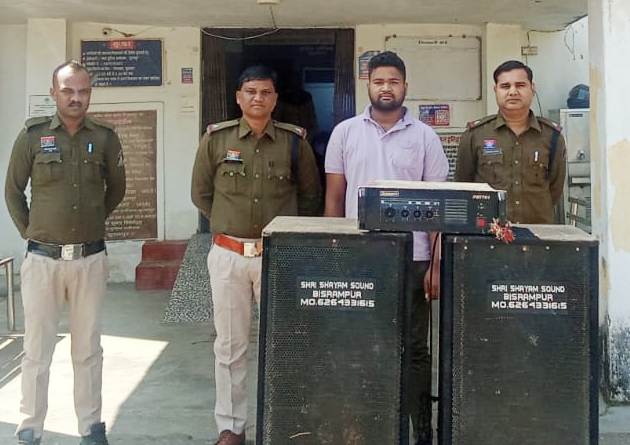 तेज आवाज में डीजे बजाने वालों पर टूटा पुलिस का डंडा—कोलाहल अधिनियम में कार्रवाई, साउंड सिस्टम कब्जे में