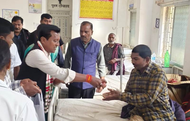 बगीचा सामुदायिक स्वास्थ्य केंद्र में मिला सुधार का संदेश: सांसद राठीया ने वार्डों का निरीक्षण कर मरीजों को बांटे फल