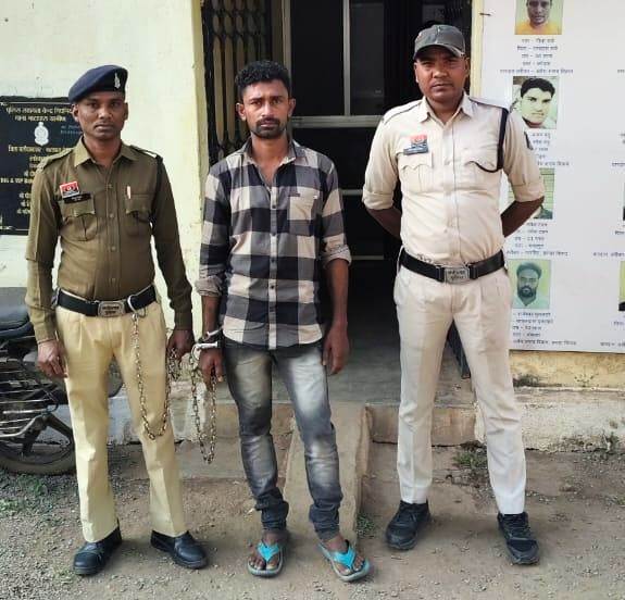 बलौदाबाजार-भाटापारा : पड़ोसी ने किया था चाकू से जानलेवा हमला, पुलिस ने फरार आरोपी को किया गिरफ्तार…पढ़ें पूरा समाचार !