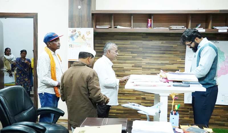 जशपुर कलेक्टर रोहित व्यास ने जनदर्शन में सुनी जनता की आवाज़, अधिकारियों को समयबद्ध समाधान के दिए सख्त निर्देश