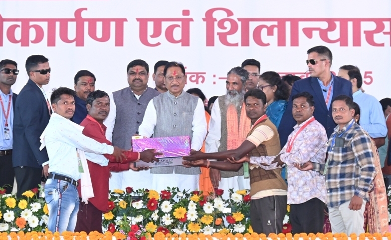 मुख्यमंत्री विष्णुदेव साय ने गाड़ा समाज के बूढ़ादेव महोत्सव में किया संबोधन, 61 विकास परियोजनाओं का भूमिपूजन और लोकार्पण, राज्य में माओवादी उन्मूलन को बढ़ाया गति