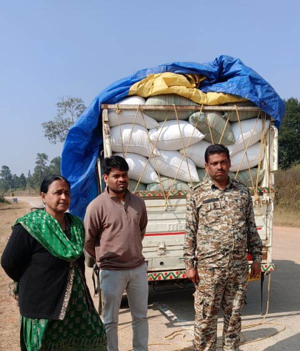 कलेक्टर के निर्देश पर जशपुर राजस्व टीम सक्रिय, चेकपोस्ट निरीक्षण के दौरान पिकअप से 60 बोरी अवैध धान पकड़ा गया