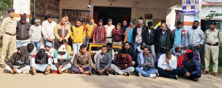 Biggest Gambling Raid: 9 लाख से अधिक कैश, 43 मोबाइल, 4 ताशपत्ती बरामद—भागवत देशमुख के घर से जुए का बड़ा फड़ उजागर, 39 जुआरी गिरफ्तार