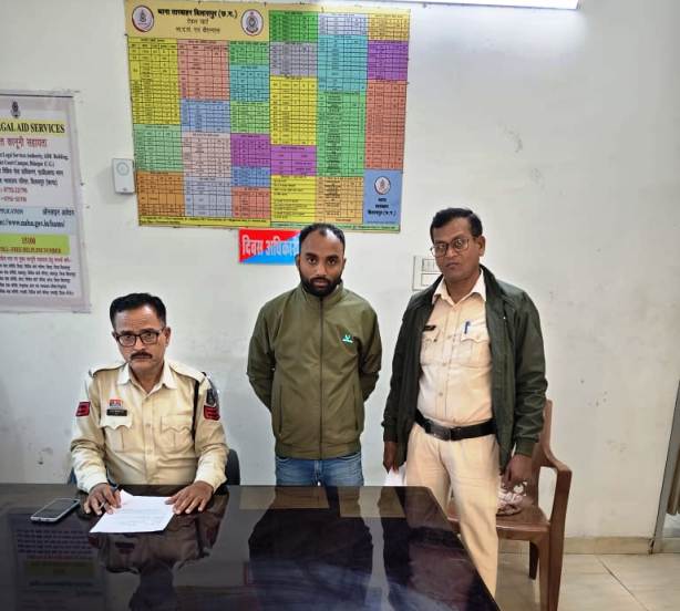 व्यापार विहार मारपीट : वायरल वीडियो बना सबूत ! सोशल मीडिया पर बवाल के बाद बिलासपुर पुलिस का त्वरित एक्शन, तारबाहर पुलिस ने शराब भट्ठी के पास झगड़ा करने वाले दुर्गेश साहू को गिरफ्तार कर मजिस्ट्रेट के सामने किया पेश.