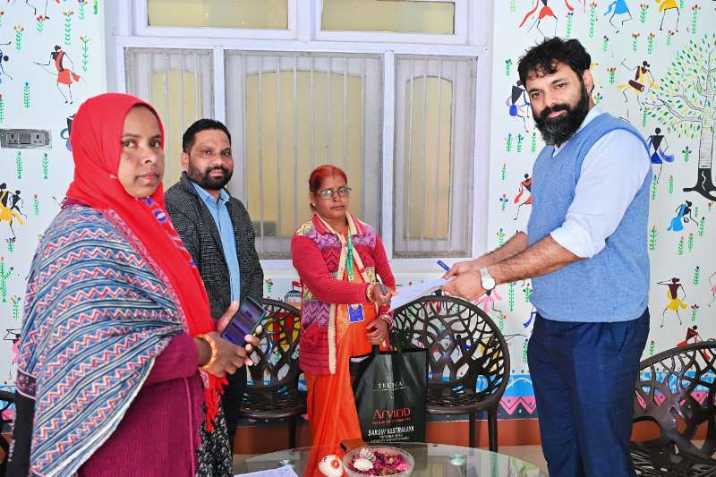 कलेक्टर स्वयं बने उदाहरण! घर पर पहुँचा बीएलओ, मौके पर ही हुआ गणना पत्र सत्यापन—जिले में बढ़ी जागरूकता