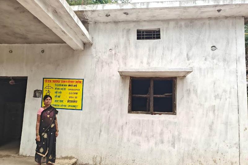 जर्जर कुटिया से पक्के मकान तक—पीएम जनमन आवास योजना ने बदल दी मोड्डे बाई की जिंदगी, आँसुओं में छलका आभार