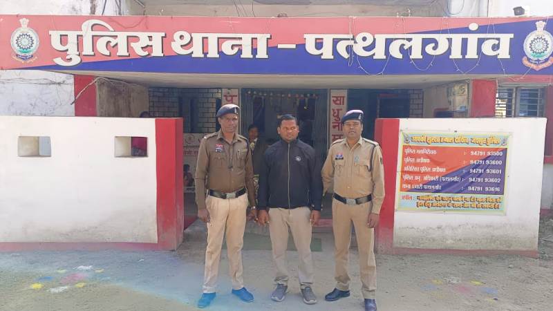 जिस पर था सुरक्षा का भरोसा, वही निकला खतरा : आवासीय विद्यालय में दरिंदगी ! नाबालिग छात्रों से गलत छेड़छाड़ करने वाला चौकीदार निरंजन किस्पोट्टा गिरफ्तार, न्यायिक रिमांड पर भेजा गया जेल.