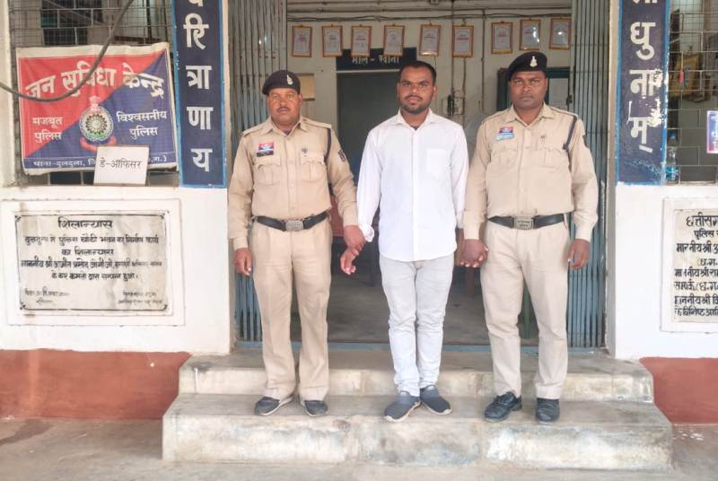 जशपुर पुलिस की त्वरित कार्रवाई: धमकाकर वसूली करने वाले फर्जी सूचना अधिकार एक्टिविस्ट तरुण भारद्वाज को रंगेहाथ दुलदुला से पकड़ा गया