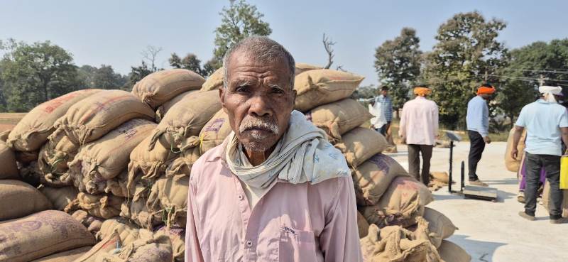 “मोबाइल में ही मिल गया धान बेचने का टोकन!”—कलकसा के किसान धनेश राम बोले, प्रक्रिया अब पहले से कहीं आसान