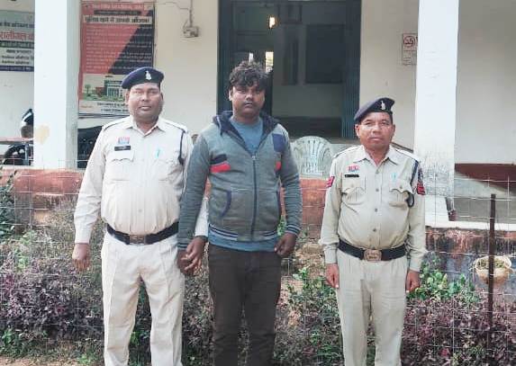 सोशल मीडिया पर महिला की अश्लील फोटो वायरल कर धमकाने वाला सोलेमान शेख गिरफ्तार—जशपुर पुलिस की विशेष टीम ने कोलकाता में नाकाम प्रयास के बाद उड़ीसा से दबोचा