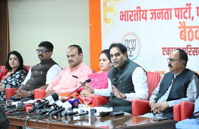 रायपुर चौपाटी विवाद पर मूणत का बड़ा खुलासा: कांग्रेस की अवैध संरचना पर सरकार बनाएगी मेगा एजुकेशन हब