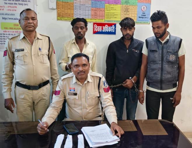 बस स्टैंड के पास चाकू लहराकर दहशत फैलाने वाले 3 ‘गुंडे’ गिरफ्तार! पुलिस का रातभर चला सर्च ऑपरेशन