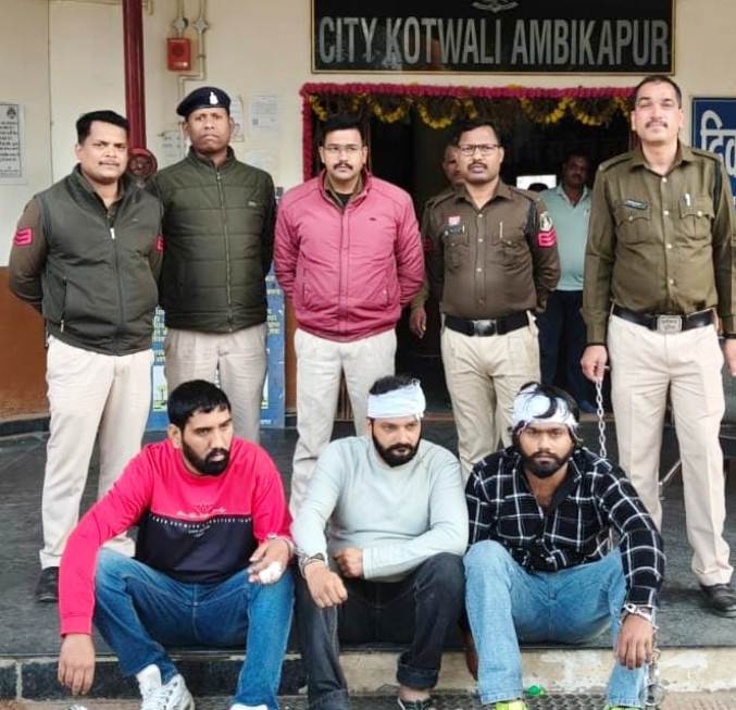 जमीन खाली कराने हरियाणा से आए गुंडे, मारपीट–धमकी के बाद तीन आरोपी धर दबोचे, जेसीबी से गड्ढा खोदकर दफना देंगे…” धमकी देने वाले हरियाणा गैंग को पुलिस ने किया गिरफ्तार.