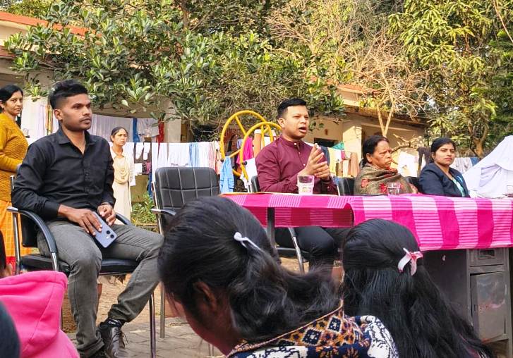 डिजिटल दुनिया से सावधान रहें…! डीएसपी ने छात्राओं को बताए साइबर क्राइम के चौंकाने वाले तरीके, ऑनलाइन फ्रॉड से लेकर बॉडी शेमिंग तक—जशपुर में छात्राओं को दी गई पावरफुल सुरक्षा ट्रेनिंग.