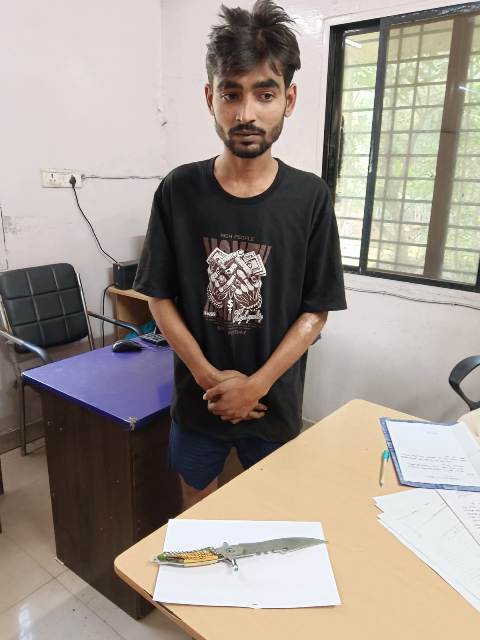 धारदार चाकू के साथ युवक गिरफ्तार—आम नागरिकों को धमका रहा आरोपी, पूर्व में मारपीट के मामले में भी जा चुका है जेल