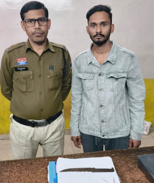 चाकू लहराकर दहशत फैलाने वाला युवक दबोचा—पुलिस ने आयुष तिवारी को घेराबंदी कर पकड़ा, आर्म्स एक्ट के तहत केस दर्ज