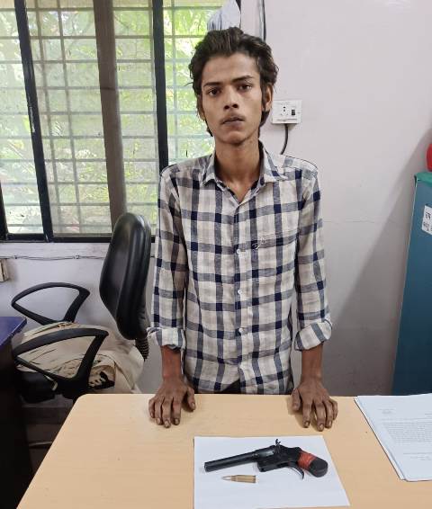 रेलवे स्टेशन पर हवा में कट्टा लहराकर दहशत फैलाने वाला आरोपी शनि कुमार गिरफ्तार—पुलिस ने मौके से हथियार और जिंदा कारतूस बरामद किए