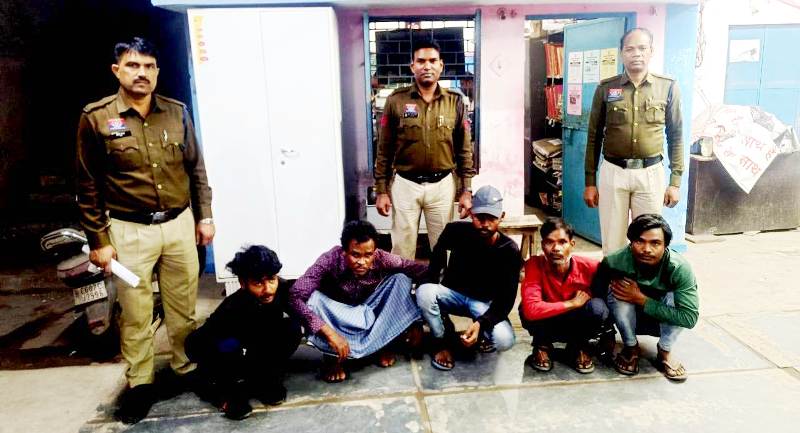 पुलिस की कड़ी कार्रवाई : शांति भंग करने वालों पर शिकंजा, इलाके के पाँच आदतन झगड़ालू गिरफ्तार, जूटमिल थाना पुलिस ने पांच आरोपियों को भेजा जेल.