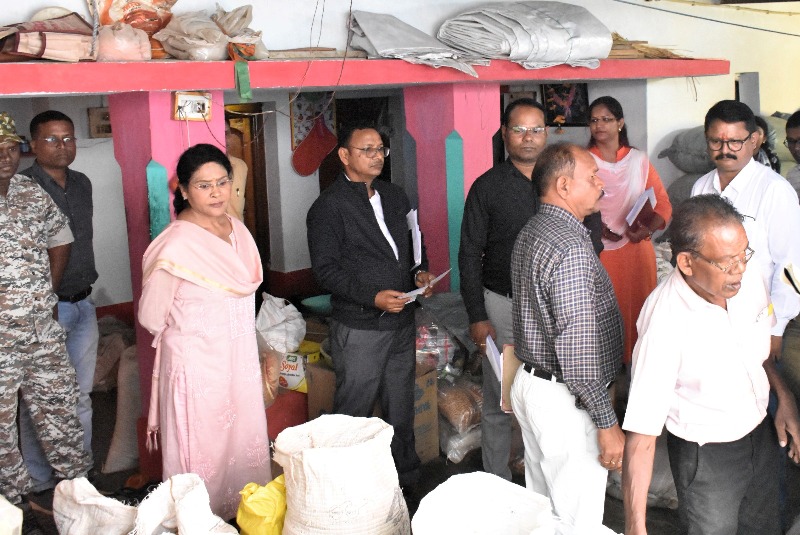 बालोद में कलेक्टर की बड़ी कार्रवाई: गुजरा में फुटकर धान व्यापारी के घर दबिश, 75 कट्टा अवैध धान जब्त, सभी बोरियों पर सील के निर्देश