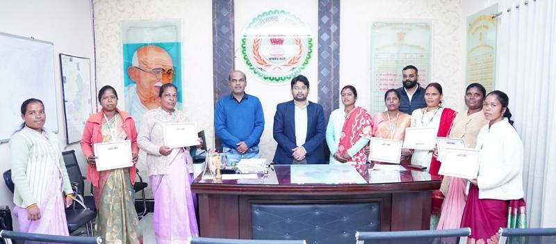 जशपुर में उत्कृष्ट बीएलओ का सम्मान—जिला पंचायत CEO ने SIR अभियान में श्रेष्ठ प्रदर्शन करने वाले अधिकारियों को किया सम्मानित