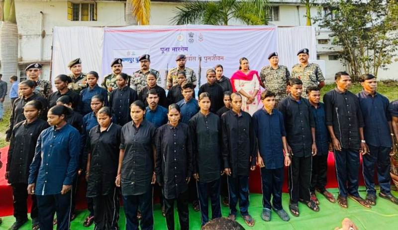नारायणपुर में बड़ी सफलता : 28 माओवादी कैडर आत्मसमर्पित, ‘पूना मारगेम’ पहल बनी बदलाव का आधार, हिंसा का किला ढह रहा है ! ₹89 लाख के इनामी 19 महिला माओवादी समेत 28 नक्सली मुख्यधारा में शामिल.