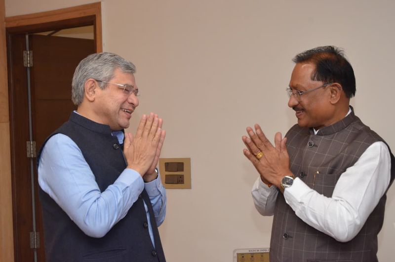 छत्तीसगढ़ रेल विकास में ऐतिहासिक उछाल! CM साय ने मांगी प्रोजेक्ट्स में तेज़ी—रेल मंत्री वैष्णव ने दिया बड़े बदलाव का भरोसा, 47,000 करोड़ की योजनाओं को मिलेगी रफ्तार