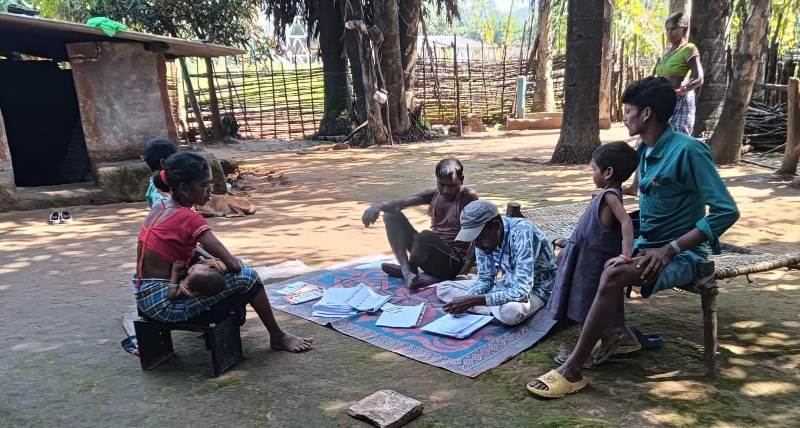 कभी पहाड़, कभी नदी—मतदाता सूची अपडेट करने निकली टीमों ने किया मुश्किलों को पार! नारायणपुर में पुनरीक्षण अभियान ने मचाई हलचल