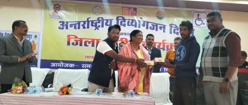 दिव्यांगजन दिवस पर जशपुर में खुशियों की सौगात—विधायक रायमुनी भगत ने बांटे मोटराइज्ड ट्राइसाइकिल, व्हीलचेयर, श्रवण यंत्र और दिया प्रेरक संदेश